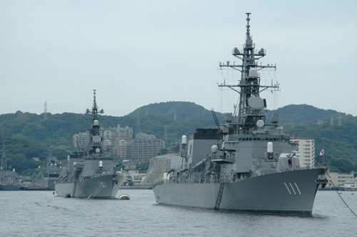 Tàu khu trục JDS Oonami 111 lớp Takanami và JDS Murasame 101 lớp Murasame của Lực lượng Phòng vệ Biển Nhật Bản.